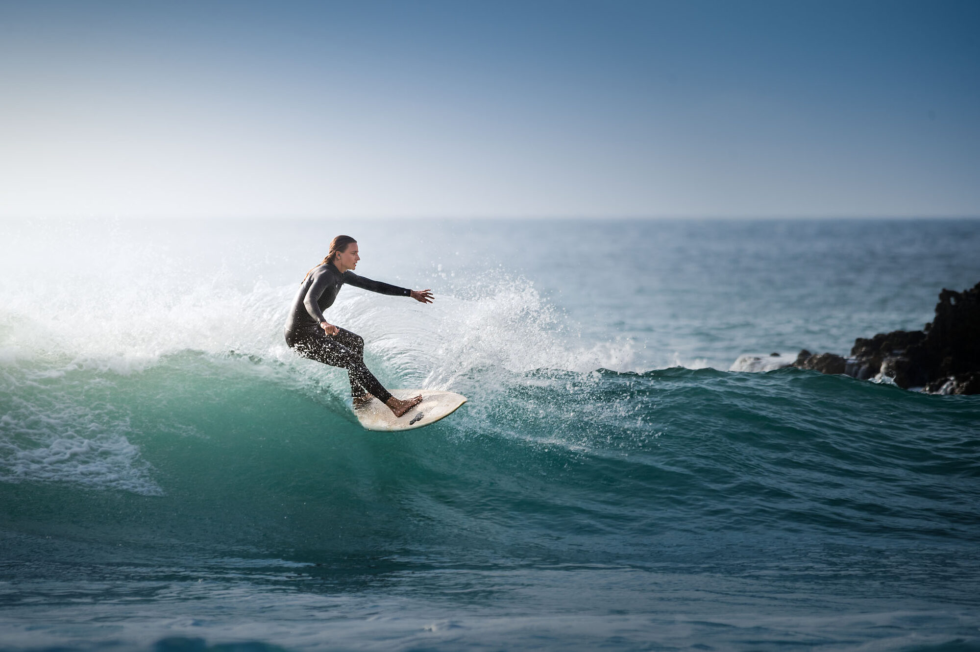 Sessione surf sulla parete dell’onda